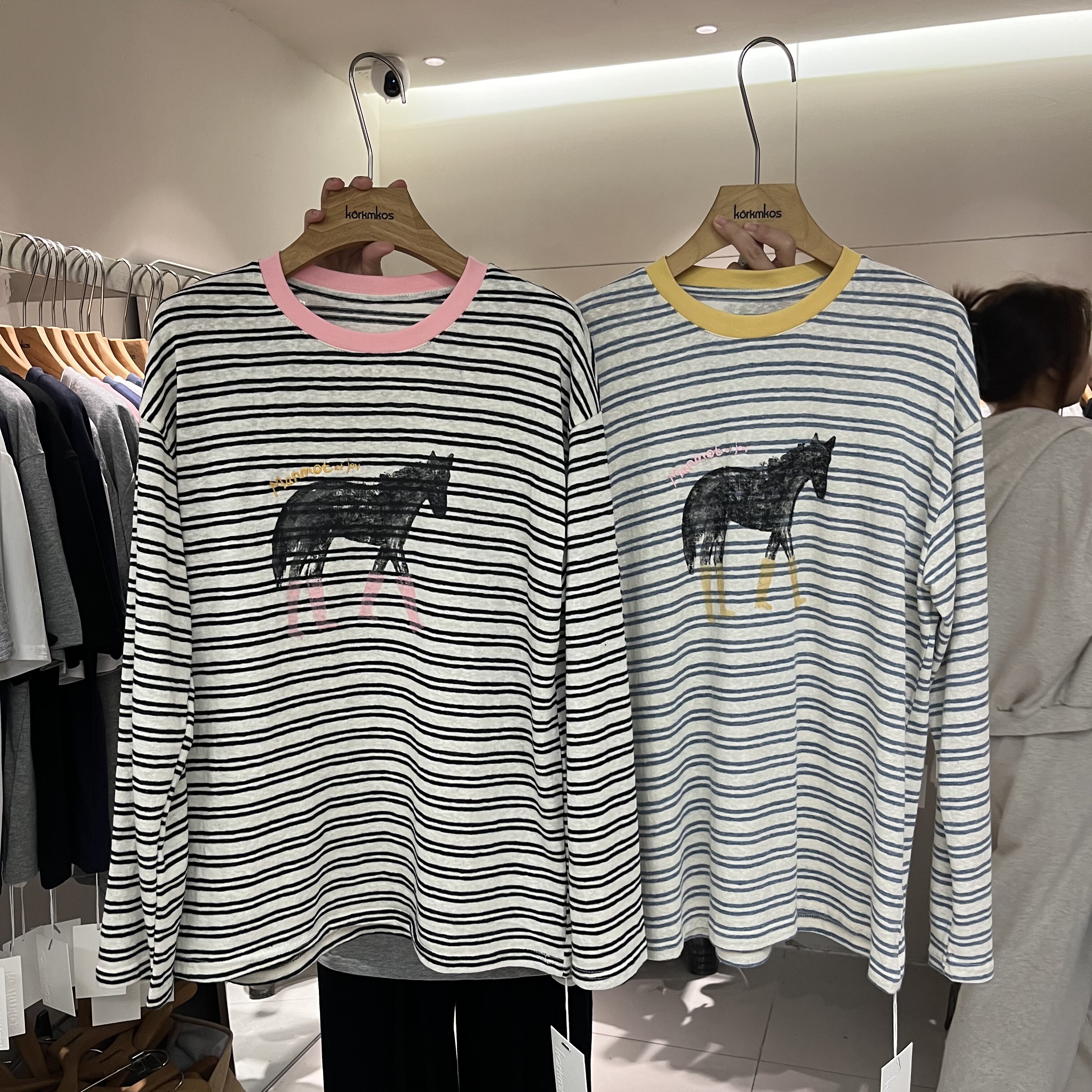 HANMIGAO 圆领字母小马图案条纹拼色宽松长袖T恤上衣70120