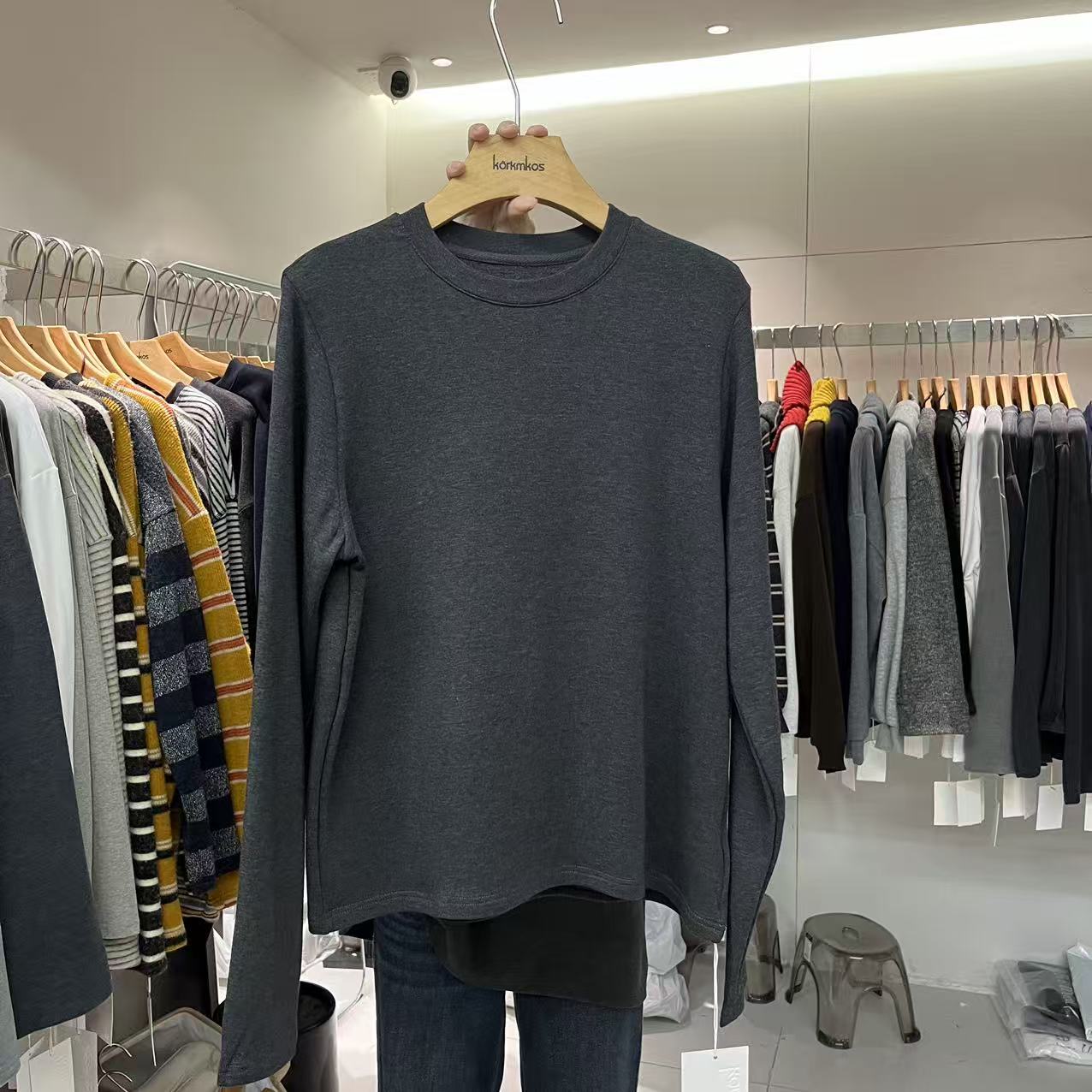 圆领简约后背字母宽松长袖T恤