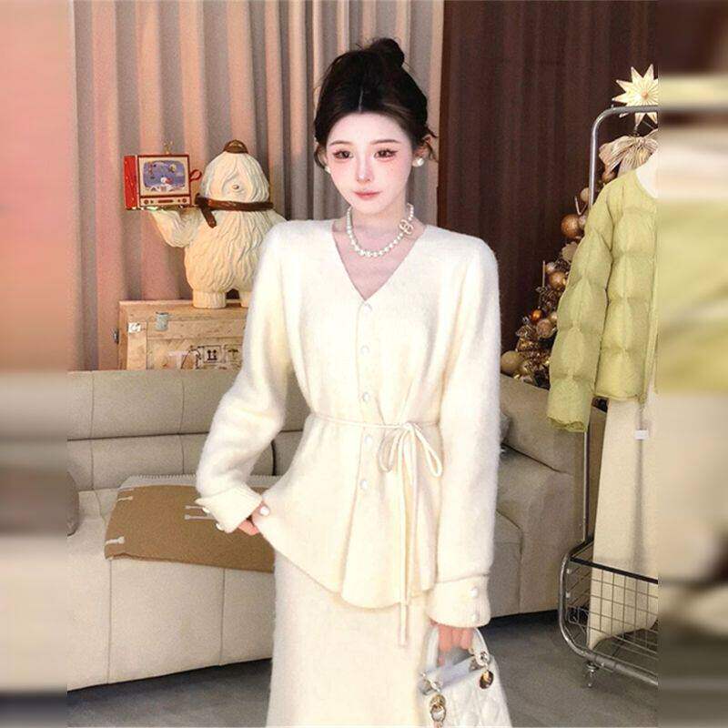 小香温柔风白色针织毛衣连衣裙子女秋冬季2024新款高级感套装长