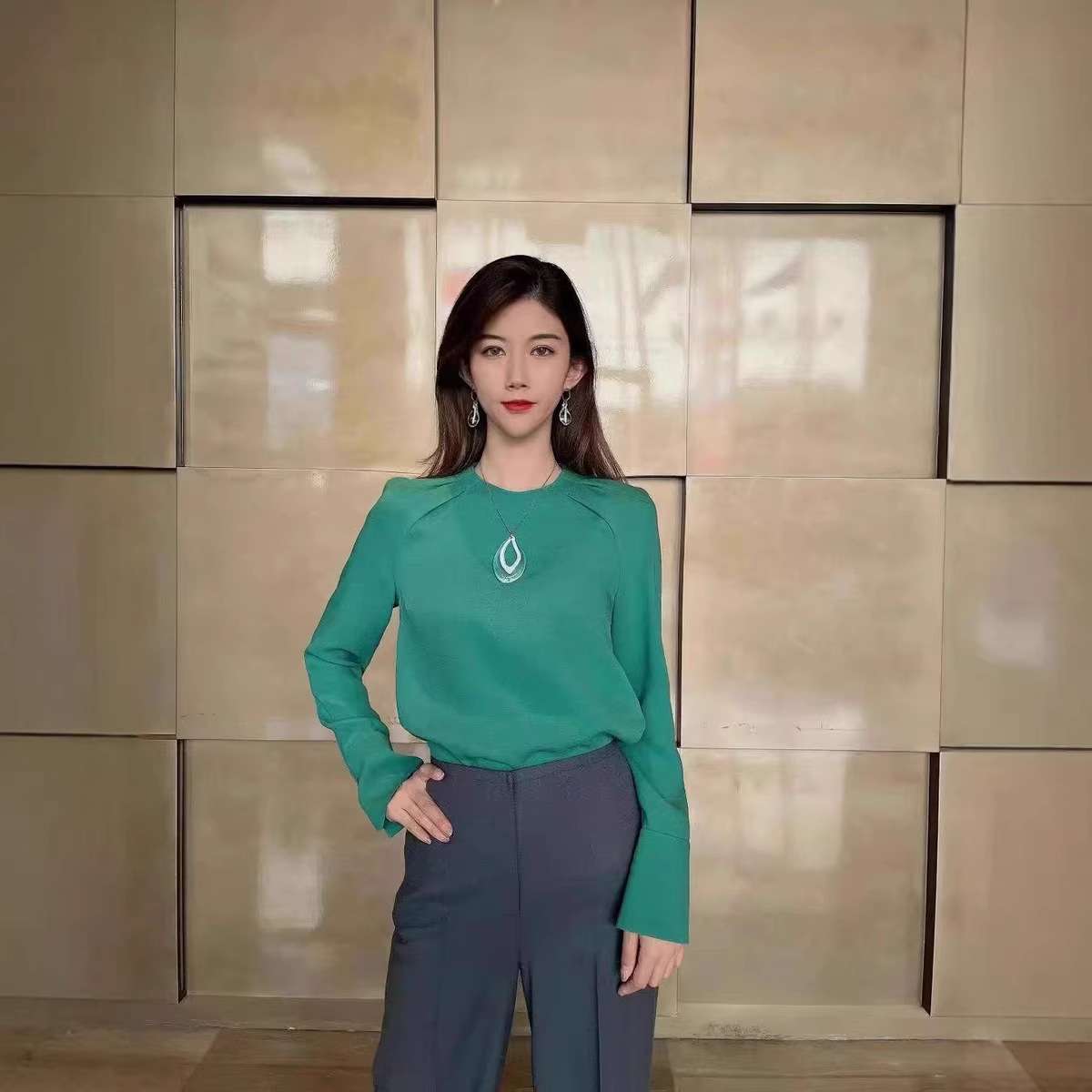 新款重磅真丝设计感绿色衬衫明星同款气质小衫韩系独特桑蚕丝