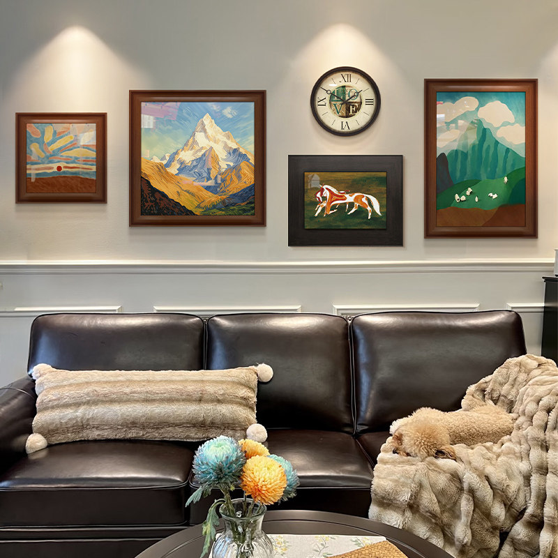 中古风客厅钟表装饰画背靠金山