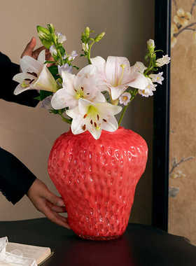 小红书创意红色草莓陶瓷花瓶ns高颜值中古水培插花器客厅装饰摆件