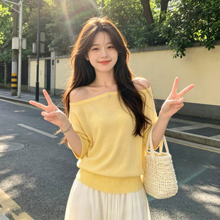 纯欲风黄色一字肩蝙蝠袖短袖针织衫女夏季多巴胺减龄气质斜肩上衣