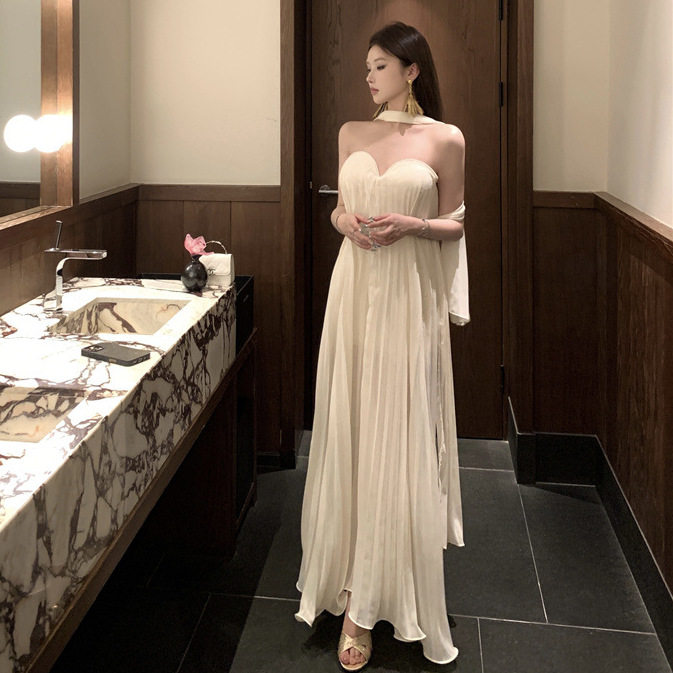 法式设计感性感带胸垫压褶连衣裙夏季渡假宽松抹胸大摆裙女