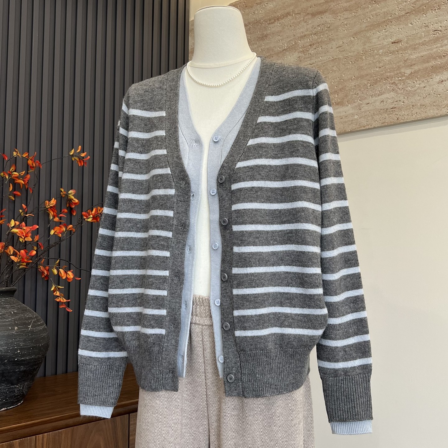 时尚气质妈妈装新款针织开衫纽扣上衣中老年女假两件洋气V领毛衣