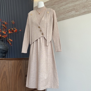 气质新款秋冬季半高领长袖中长款针织衫连衣裙时尚马夹中年女套装