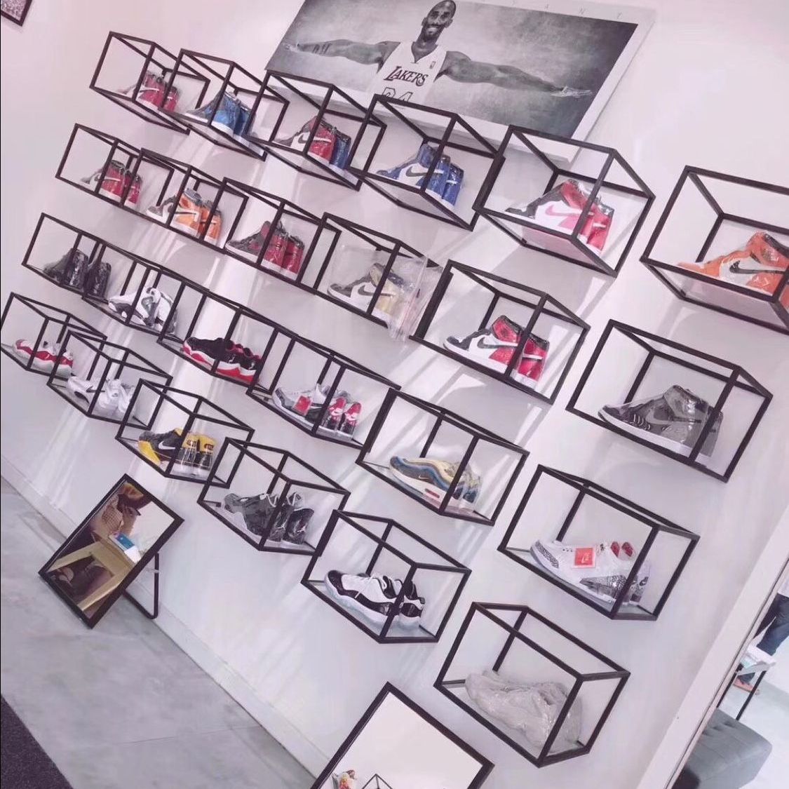 铁艺服装展示架挂墙架子童装上墙鞋托服装店包包商用精品货柜架子