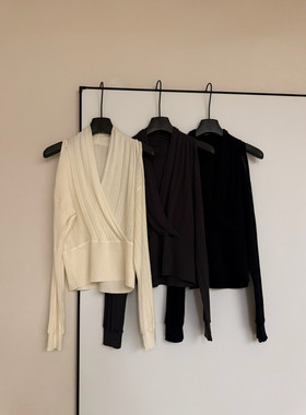 2026年春季新款法式慵懒风宽松显瘦V领露肩长袖薄款针织衫上衣女