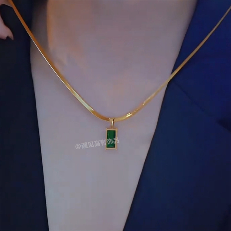 蛇骨链绿色小方牌吊坠项链