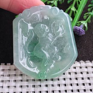 实拍A货翡翠49.5/43.8/5老坑冰胶水灵冰晴绿生肖猴牌吊坠翡翠挂件