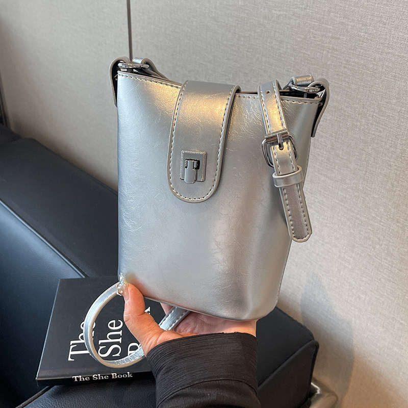 红色包包女款2025新款潮流行小众超火银色单肩包高级感斜挎水桶包