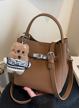 手拎小包包女式2025新款秋冬高级感复古单肩包上班通勤斜挎水桶包