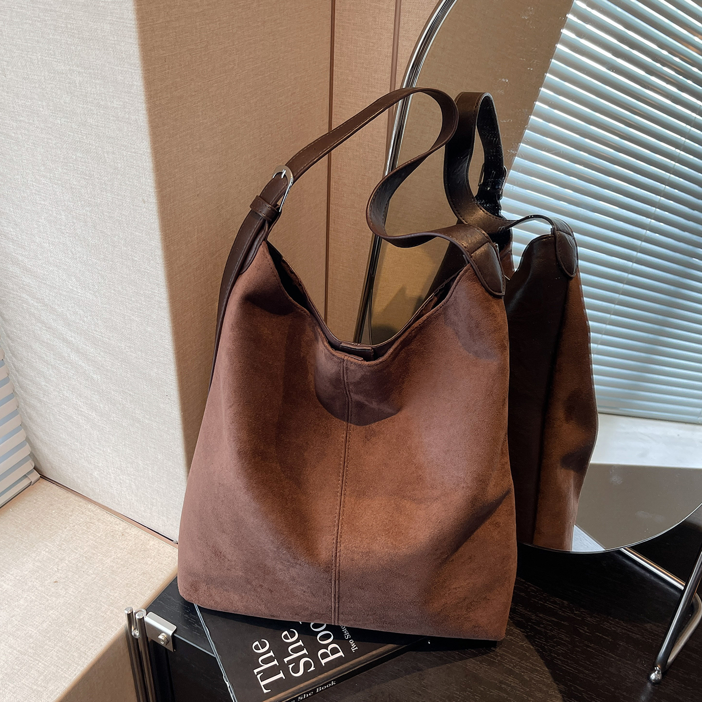 2025新款小众复古通勤单肩斜挎包