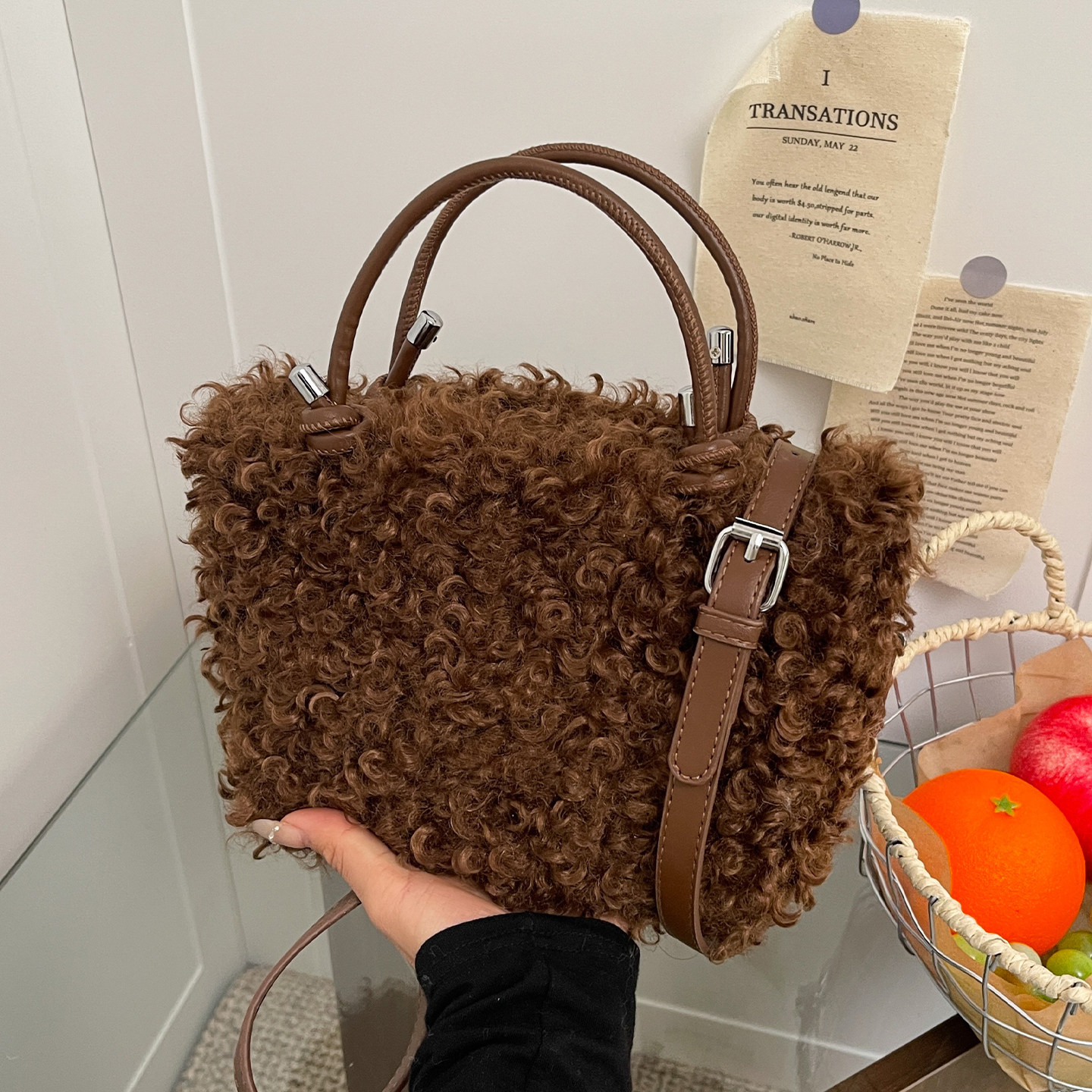 2025新款小众时尚毛绒水桶包