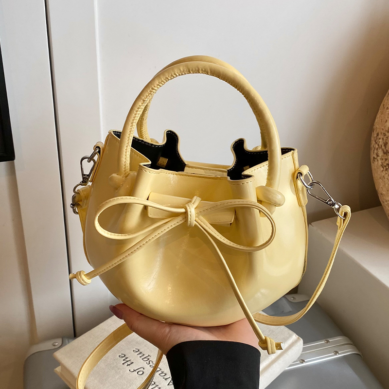 银色包包女式2025新款潮流行时尚高级感小众手拎包单肩斜挎水桶包