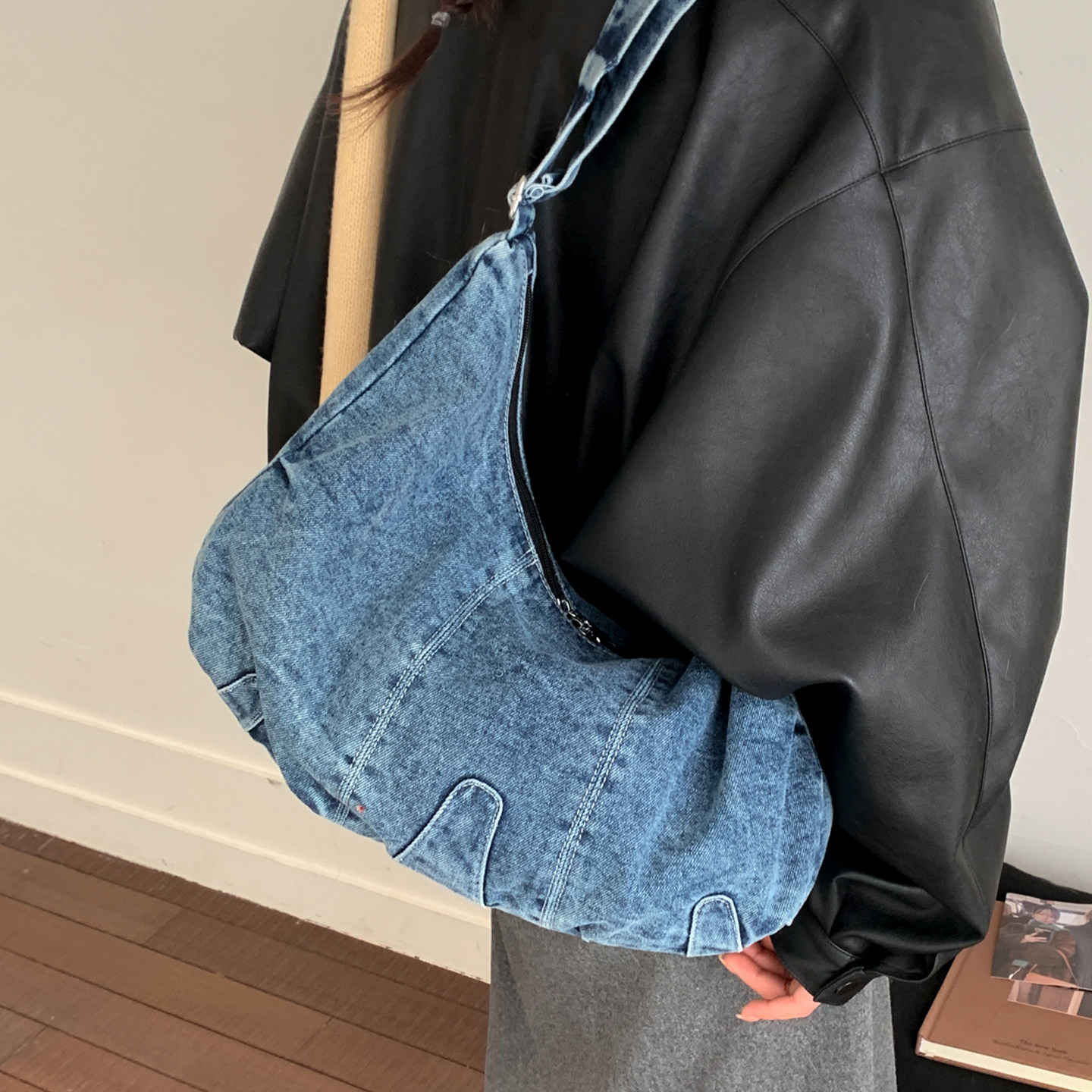 腋下包包女式2026新款休闲牛仔布单肩包大容量学生上课通勤斜挎包