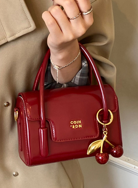 高级感外出手拎包包女式2025新款潮红色单肩包通勤百搭斜挎小方包