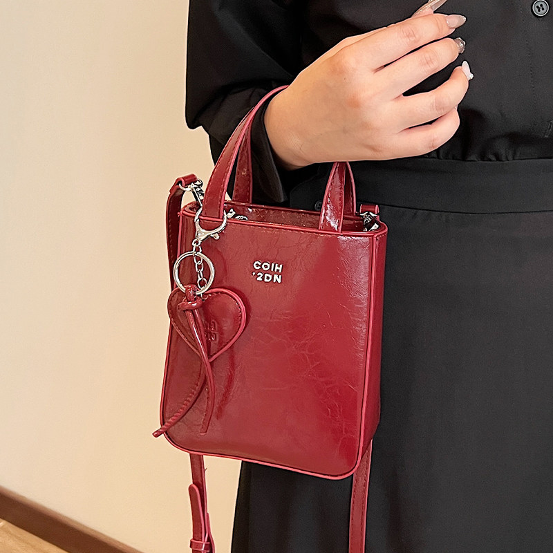 银色包包女式2026新款外出小拎包高级感红色单肩包夏天斜挎手机包