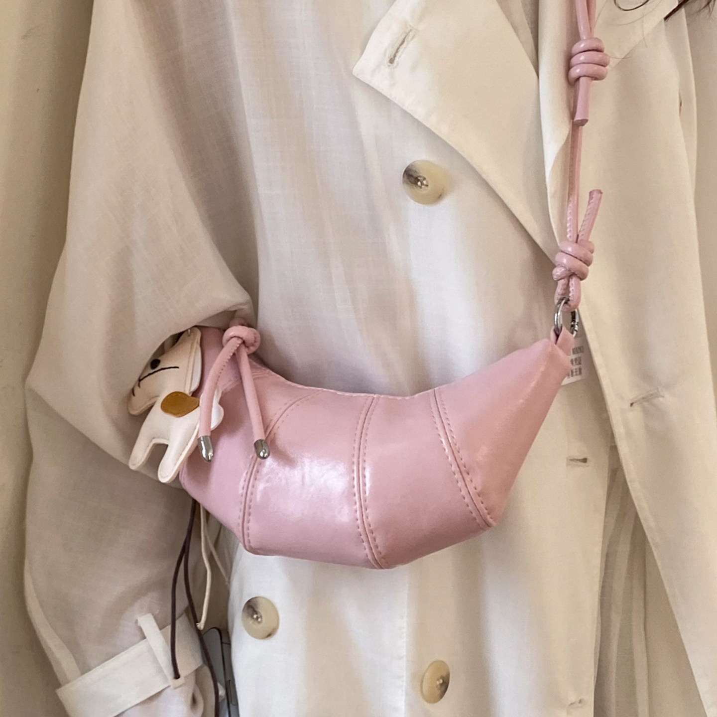 高级感小众腋下包包女款2026新款春夏流行时尚超火单肩斜挎牛角包