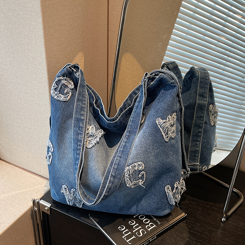 牛仔布包包女式2025新款流行超火上课通勤单肩包大容量斜挎托特包