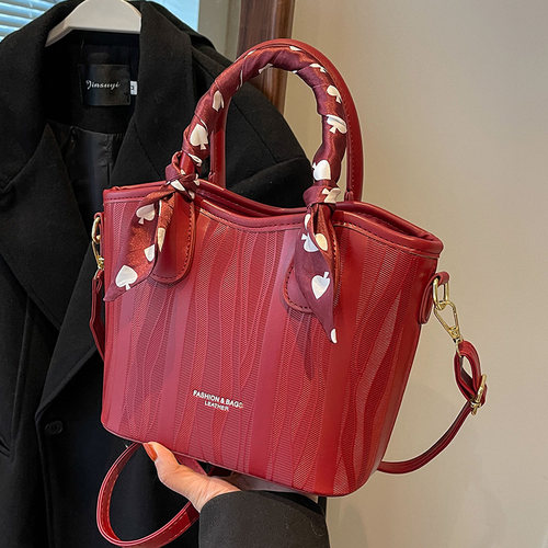 潮流时尚单肩简约斜跨通勤水桶包