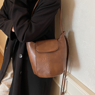 小众设计水桶包包女式 潮高级感复古通勤单肩包斜挎手机包 2026新款