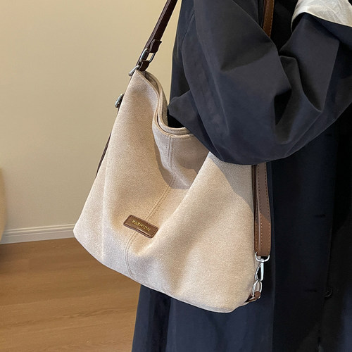 新款潮流纯色单肩简约休闲通勤包