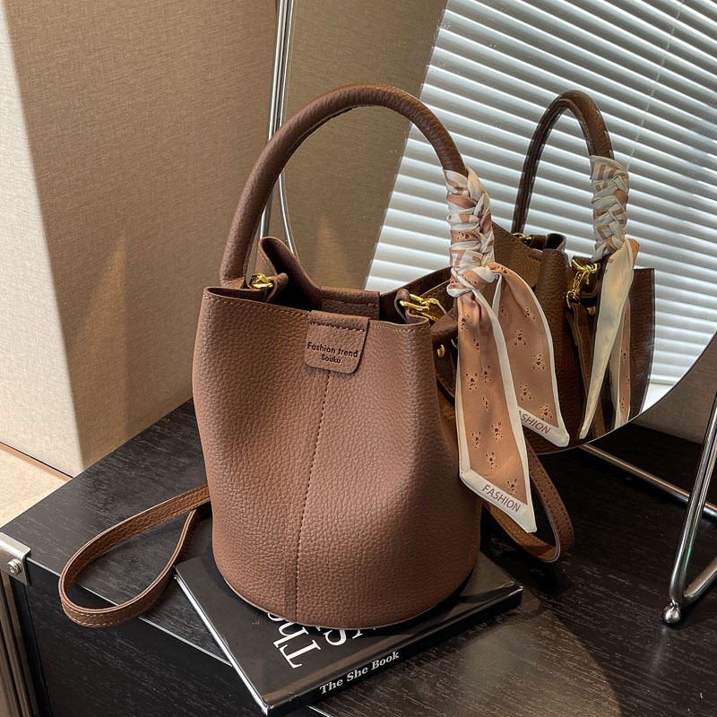 手拎包单肩斜挎水桶包通勤包