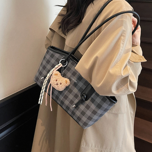 高级感通勤包包女式 百搭单肩包小众格子腋下包 2025新款 潮流行时尚