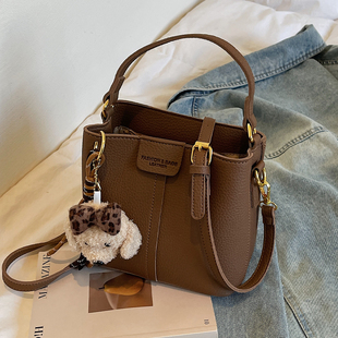 高级感包包女款2026新款潮时尚小众超火上班小拎包单肩斜挎水桶包