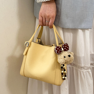 春外出手拎包包女款2026新款高级感小众超火单肩包通勤斜挎水桶包