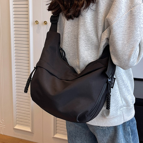 校园运动风百搭通勤单肩斜挎包