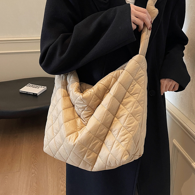 休闲百搭菱格托特布包