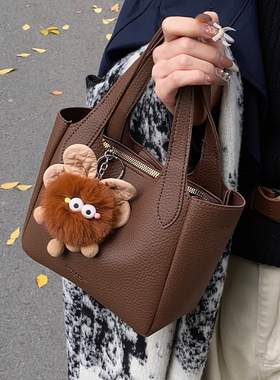 高级感手拎包包女式2025年夏季流行复古休闲单肩包通勤斜挎水桶包