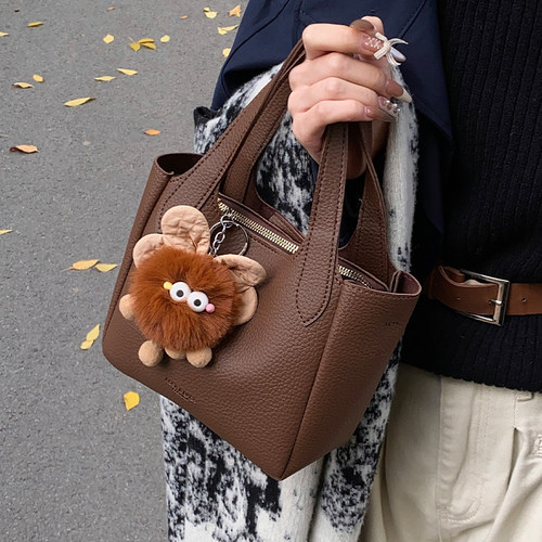 高级感手拎包包女式2025年夏季流行复古休闲单肩包通勤斜挎水桶包