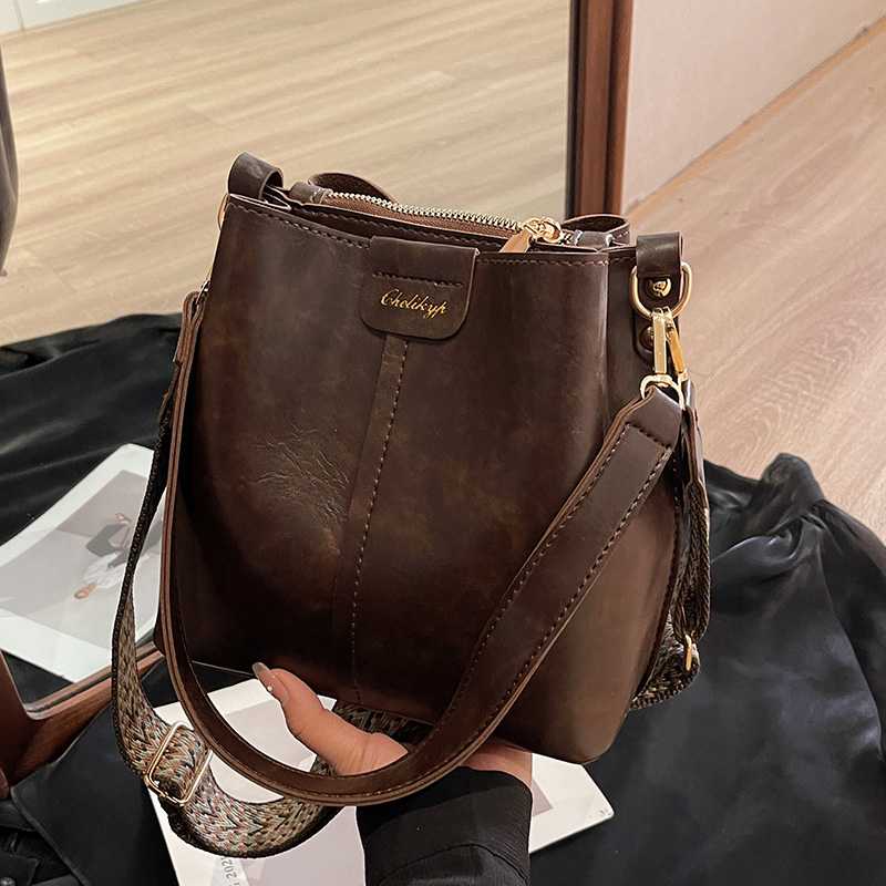 单肩腋下包高级质感通勤斜挎包