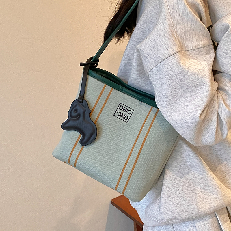 潮流时尚洋气手提单肩休闲水桶包