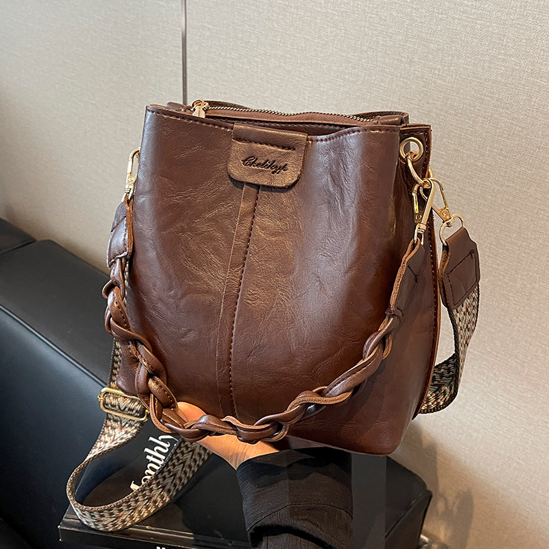 百搭复古美拉德斜挎女包宽肩带