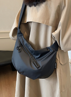 休闲黑色包包女式2025年夏季时尚轻便单肩包大容量通勤斜挎饺子包