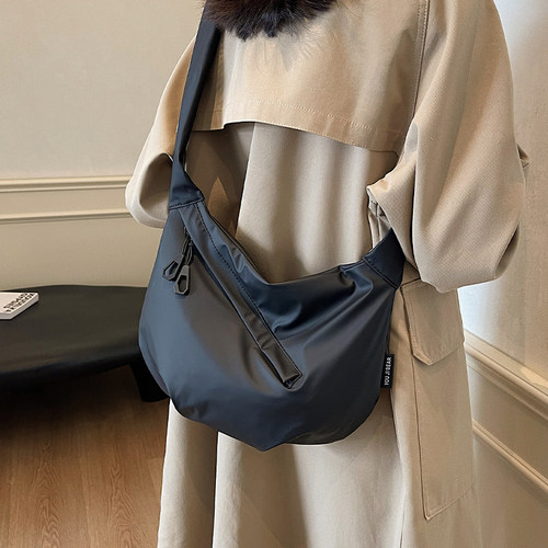 休闲黑色包包女式2026年夏季时尚轻便单肩包大容量通勤斜挎饺子包