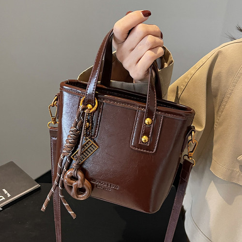 今年流行的包包女式2025年夏季高级质感复古手拎包单肩斜挎水桶包