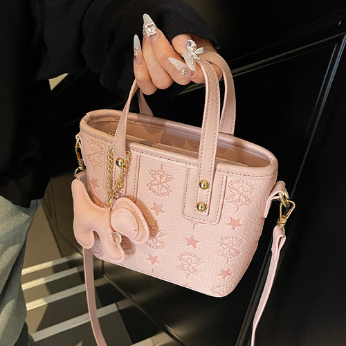 高级感手提包包女款2026新款潮流行时尚超火单肩包通勤斜挎水桶包