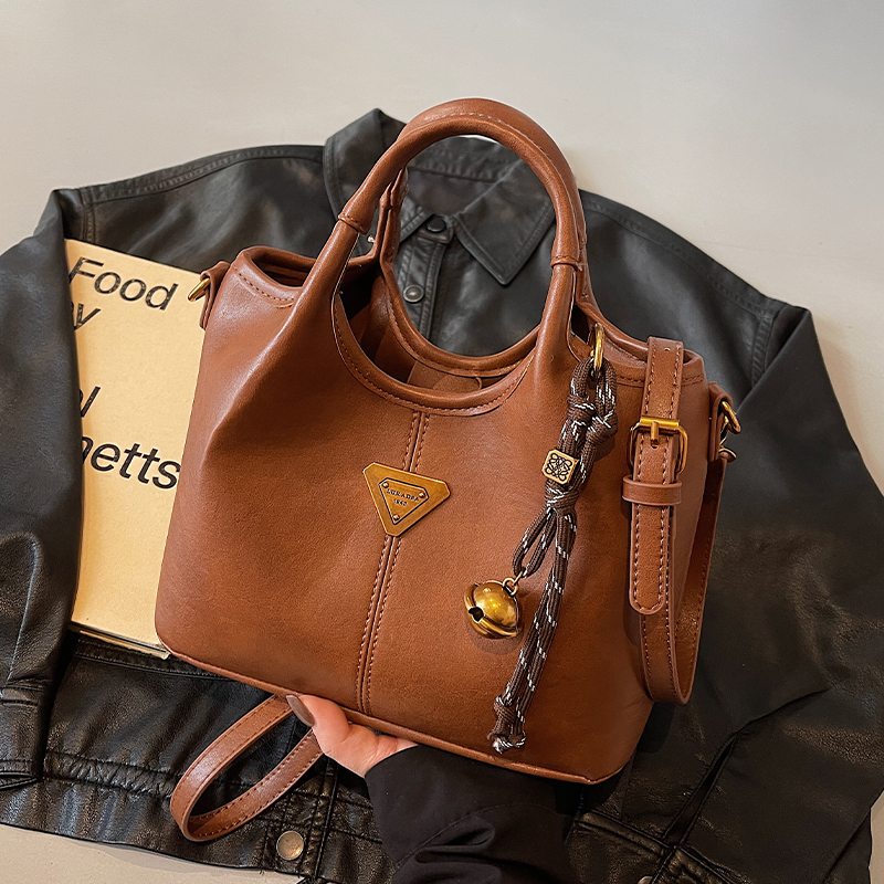 新款潮流纯色单肩简约休闲通勤包