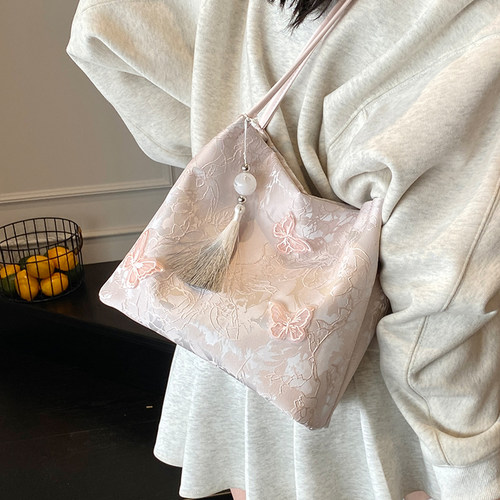 新中式国风包包女式2026新款小众超火蝴蝶刺绣单肩包大容量水桶包