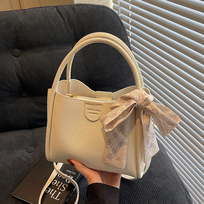 高级感手提包包女式2025新款潮流行时尚休闲单肩包通勤斜挎水桶包