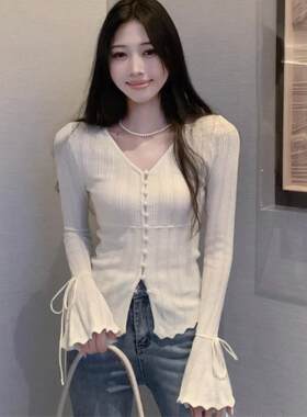 V领针织衫女2026秋冬新款洋气喇叭袖设计感很仙的上衣蕾丝打底衫
