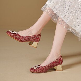 中式红色婚鞋女2025新款粗跟主婚纱秀禾服订婚鞋敬酒可穿单鞋婚礼