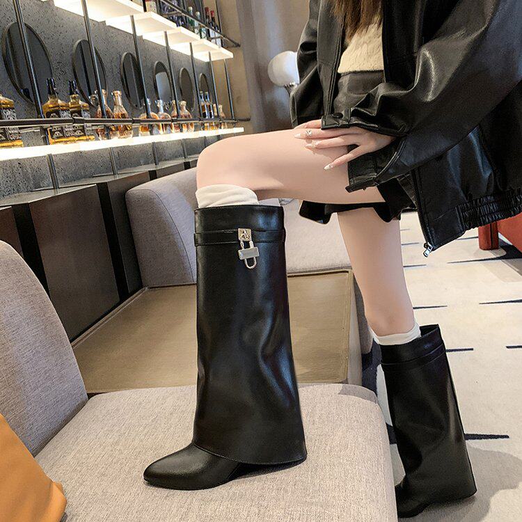 花小姐时尚欧美不过膝高筒靴子女2026冬季新款百搭尖头锁扣裤管靴