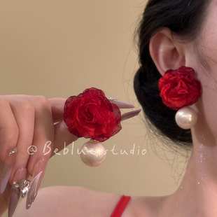 氛围美人~红色雪纺花朵珍珠耳环2025新款小众设计新娘结婚耳饰女