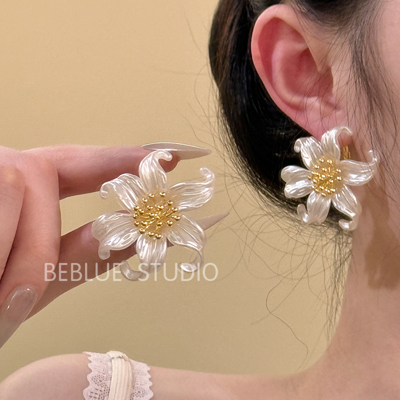情动花眠~法式复古白色鸢尾花花朵耳钉女2025新款爆款耳环耳饰